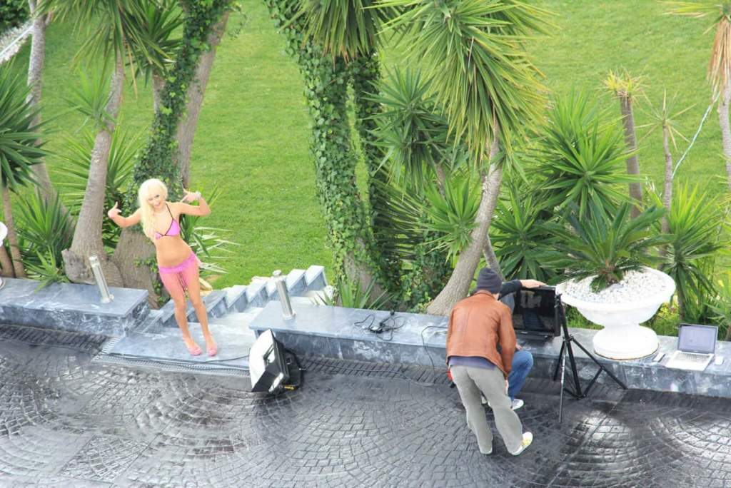 Penthouse Modelcamp: Stella Styles nackt unter Palmen Penthouse Modelcamp: Stella Styles nackt unter Palmen
