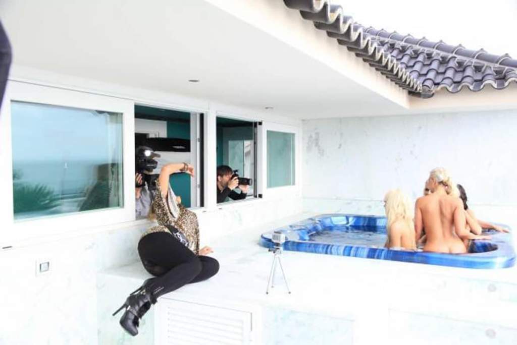 Penthouse Modelcamp: Stella Styles nackt unter Palmen Penthouse Modelcamp: Stella Styles nackt unter Palmen