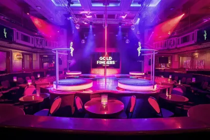 Die Bühne im Goldfingers Club - Ideale Party Location für einen Junggesellenabschied in Prag