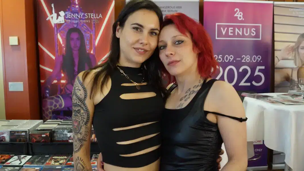 Mary Licious lächelt neben Jenny Stella auf der Filmbörse Berlin