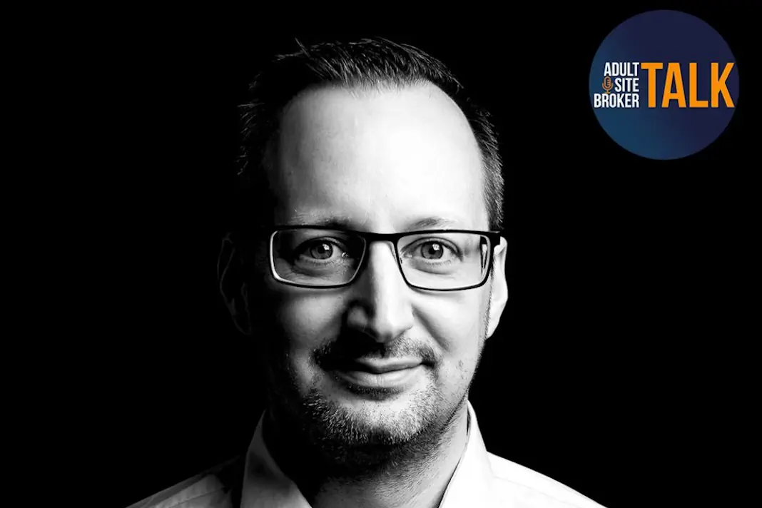 Porträt von Walter Hasenclever, Pressesprecher der VENUS Berlin, im Interview bei Adult Site Broker Talk