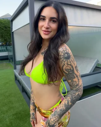 Alanah Cole im Selfie – erfolgreiche OnlyFans-Creatorin mit Mode-Hintergrund.