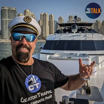 Andy Wullmer auf einer Yacht mit CreatorTraffic-Shirt – CEO und Traffic-Experte