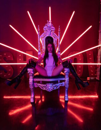 Jenny Stella auf einem Thron mit roter Neon-Lichtshow – Inszenierung für Jenny Stella Productions