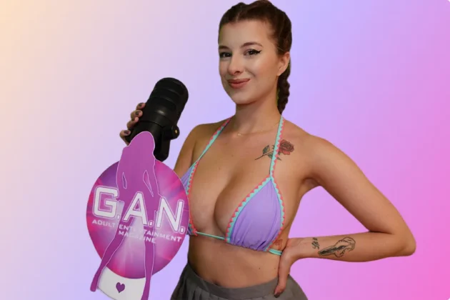 Mia Minou als Chefreporterin der German-Adult-News für die VENUS Berlin 2025 mit GAN-Mikrofon