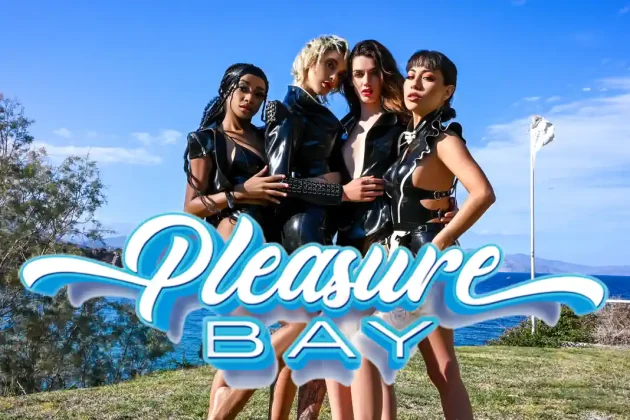 Vier Models in schwarzen Latex-Outfits posieren am Meer vor blauem Himmel – offizielles Promo-Bild der Pleasure Bay 2025 auf Kreta.