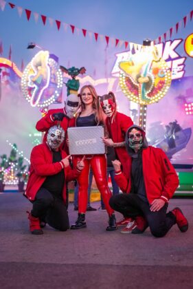 Hämatom mit Erotik-Ikone Mika Nox bei der VENUS Berlin 2025