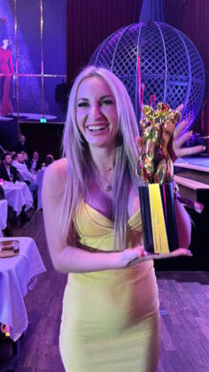 Micky Muffin mit dem VENUS Award 2025 als Beste Darstellerin im Wintergarten Varieté Berlin