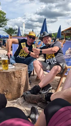 Zwei Männer im Biergarten mit ScheidenPils – das Bier für Freunde und Partys