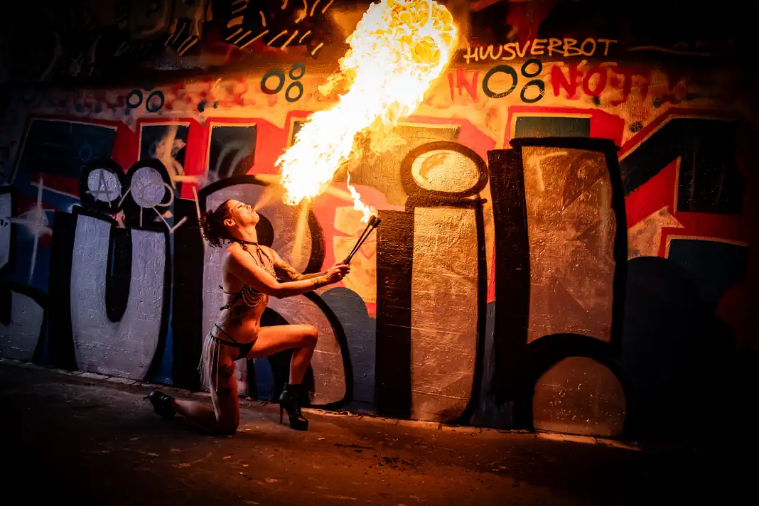 Sydney Schmid Girl des Monats 2025 bei einer Feuershow Performance