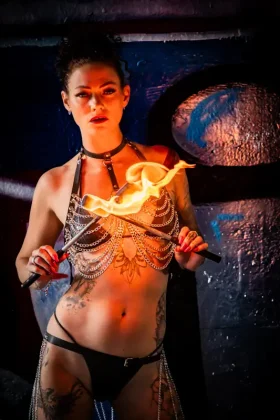 Sydney Schmid Girl des Monats 2025 mit Feuershow Performance und Fackeln