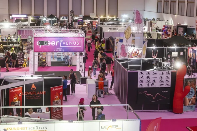 Messehalle der VENUS Berlin mit Ausstellern, Ständen und Besucher:innen