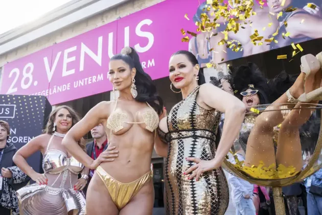 Djamila Rowe und Micaela Schäfer im goldenen Look beim Opening der VENUS Berlin 2025