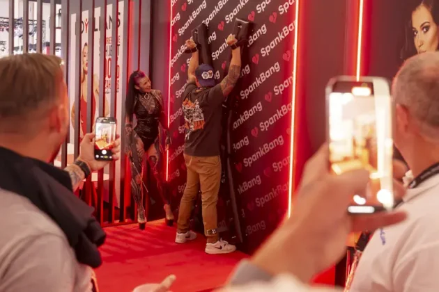 Kinky Area auf der VENUS Berlin 2025 mit Fetisch-Performance am SpankBang-Stand