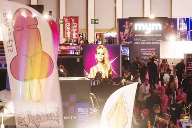 Blick in die Messehallen der VENUS Berlin 2025 mit Ausstellern und Markenständen