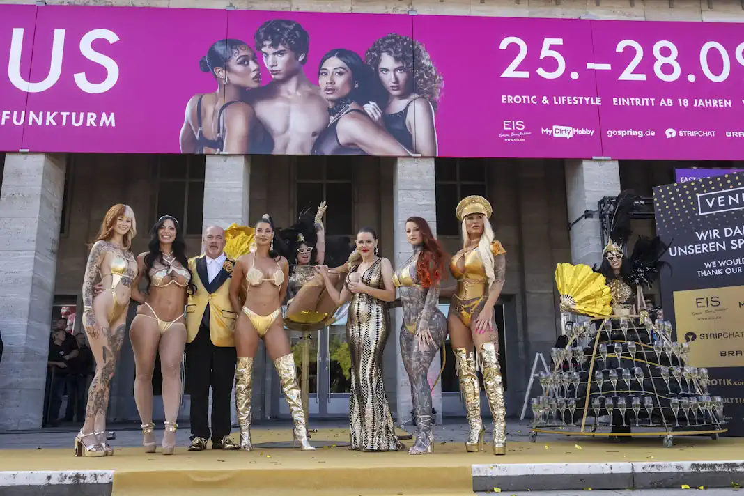 Markenbotschafterinnen und Stars beim goldenen Opening der VENUS Berlin 2025 vor den Messehallen