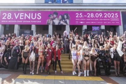 Hunderte Besucher:innen und Branchengrößen feiern gemeinsam vor dem Eingang der Messe Berlin den Abschluss der 28. VENUS Berlin 2025
