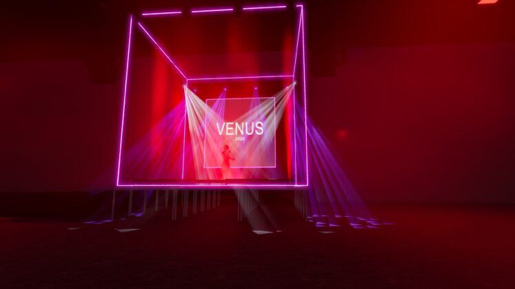 Alt-Text: VENUS Show Cube 2025 mit LED-Licht und 360-Grad-Bühnenkonzept in Berlin