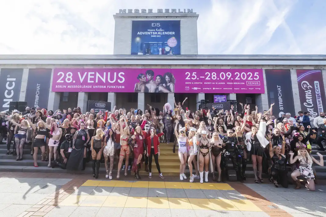 Stars, Models und Aussteller vor dem Eingang der VENUS Berlin 2025 in Berlin