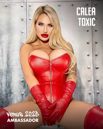 Calea Toxic in rotem Latex-Outfit als offizielle VENUS 2025 Ambassadorin – Ikone der Fetisch- und BDSM-Szene.