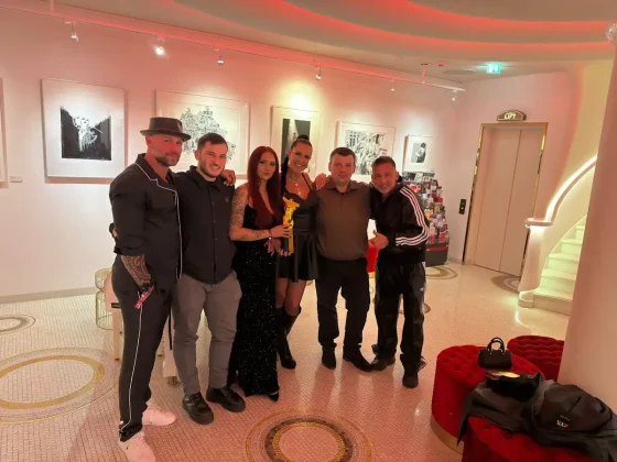 Empire DOM Team nach dem VENUS Award 2025 – Backstage-Foto im Hotel