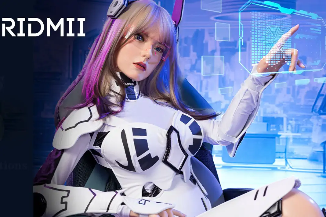 Ridmii KI-Sexpuppe Tenar mit futuristischem Interface auf der VENUS Berlin 2025