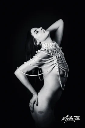 Ada Shelby in goldenem 20er-Jahre Outfit – Fotoshooting Studio Mystic Berlin