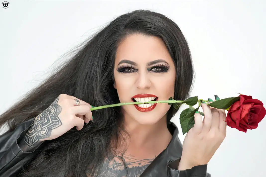 Mara LeNoir mit Rose im Mund – sinnliches Porträt mit frechem Augenzwinkern