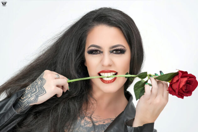 Mara LeNoir mit Rose im Mund – sinnliches Porträt mit frechem Augenzwinkern