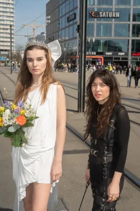 Aufnahme des Duos vom Pauli² Podcast vor urbaner Kulisse in Berlin