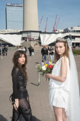 Pauli² Podcast: Zwei Frauen Rücken an Rücken vor dem Roten Rathaus Berlin