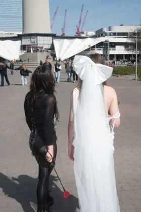 Blick auf die beiden Protagonistinnen Richtung Fernsehturm 