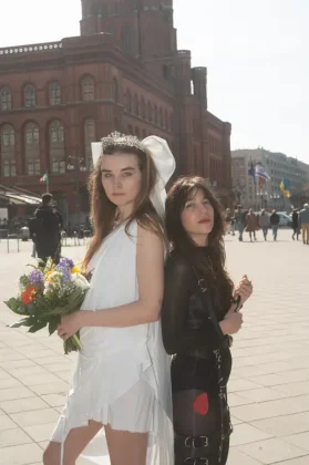 Szene mit Blumenschmuck & urbanem Hintergrund