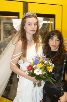 Aufnahme der beiden Protagonistinnen in der Berliner U-Bahn