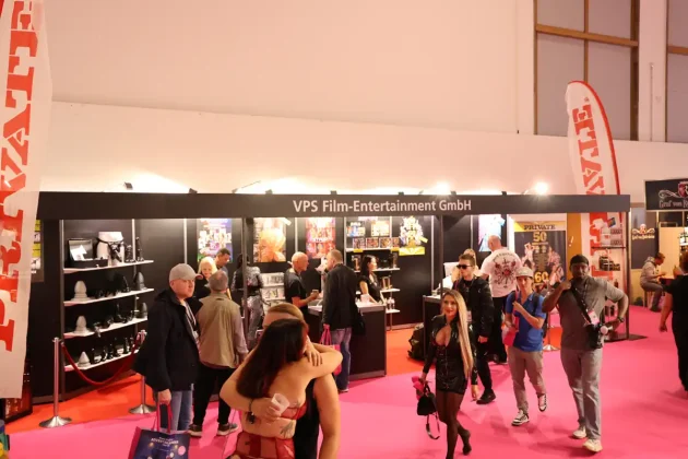 Besucherinnen und Besucher vor dem Messestand von VPS Film auf der Venus Berlin.