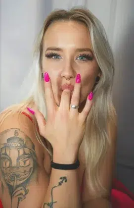 Naughty Furby – Close-up Porträt Naughty Furby im ausdrucksstarken Close-up als GAN Girl des Monats 2025