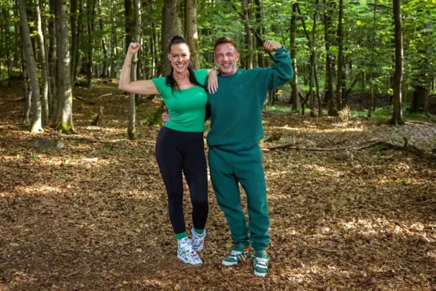 Couple Challenge 2026: Texas Patti und Ehemann Patrick im Realityshow-Duell Texas Patti und Ehemann Patrick als Team bei der Couple Challenge 2026 in sportlicher Pose im Waldcamp