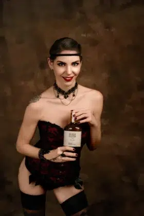 Ada Shelby Collection 1924: Verführung in Flaschenform Ada Shelby mit der Ada Shelby Collection 1924 – Berlin Dry Gin von Berliner Brandstifter