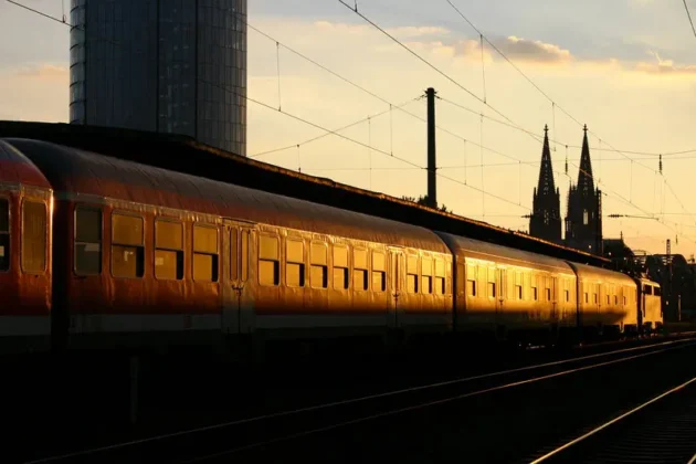 Independent Escort in Köln – Einordnung, Orientierung und Möglichkeiten Abendliche Anreise nach Köln – gute Verkehrsanbindung für Gäste der Messestadt
