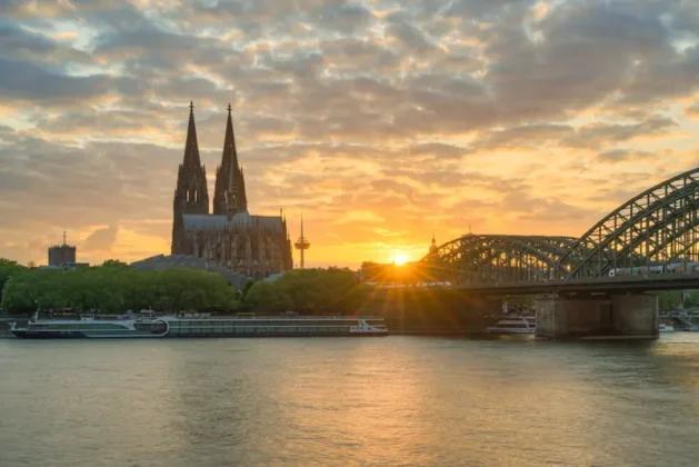 Independent Escort in Köln – Einordnung, Orientierung und Möglichkeiten Köln bei Nacht am Rhein – Skyline und urbane Atmosphäre der Großstadt