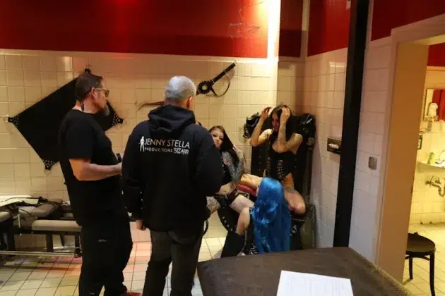 Print lebt: 2026 bekommt die Erotikbranche ihr eigenes CREATORMAGAZIN Behind-the-Scenes Dreh einer Jenny Stella Bizarr Produktion mit Creatorinnen und Filmcrew.