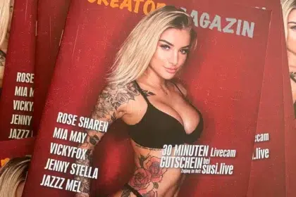 Gestapelte Exemplare der ersten Ausgabe des Creator Magazin 2026 mit Cover-Model Rose Sharen