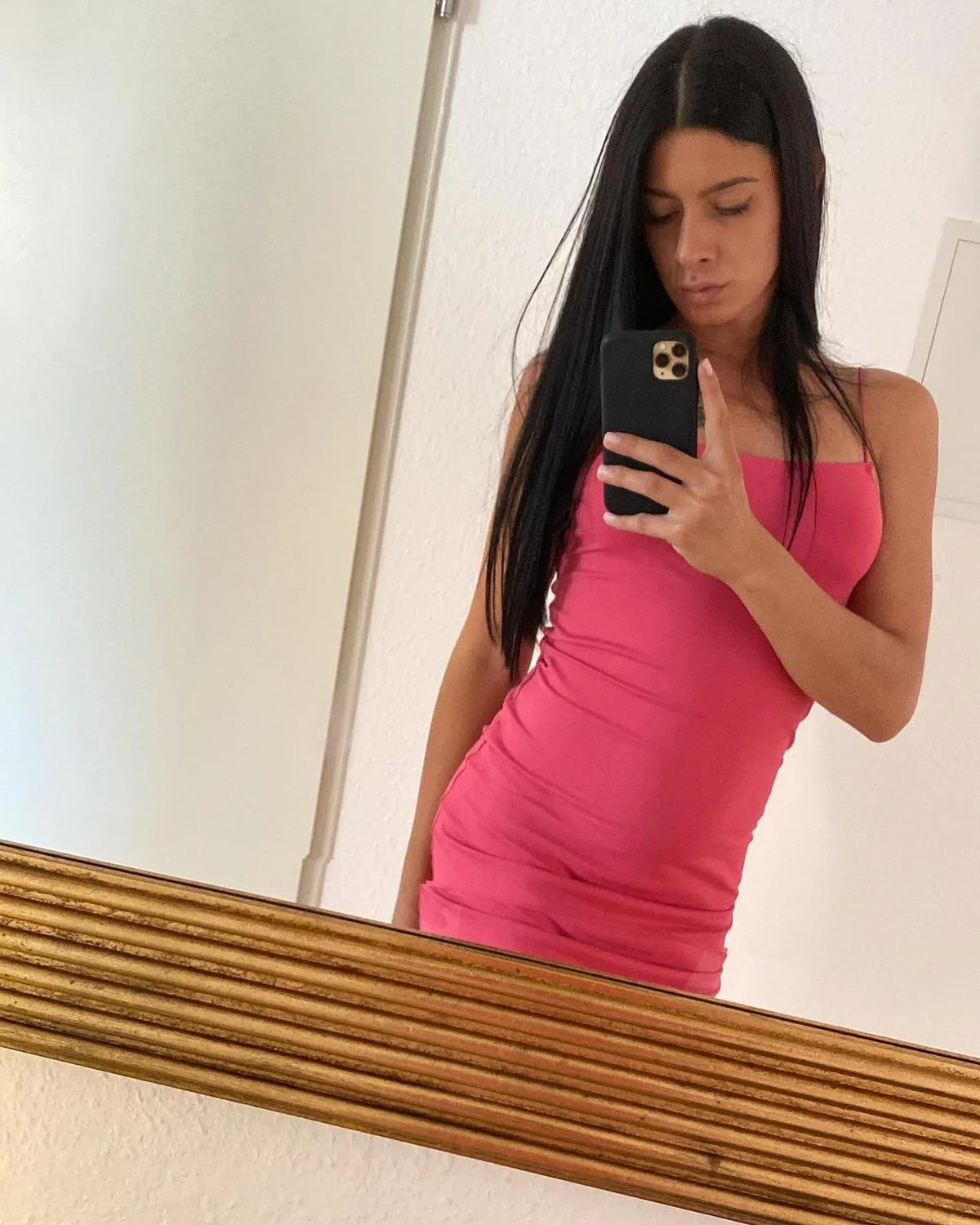 Larissa-TS: Ein neues TS-Girl am deutschen Erotikhimmel Larissa-TS im pinken Minikleid – neues TS-Talent in der deutschen Erotikszene