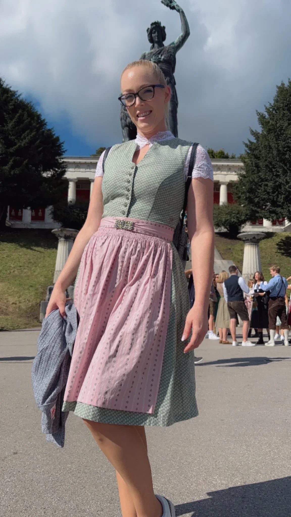 Lea Kirsch: GAN Girl des Monats (Juni 2026) Lea Kirsch im Dirndl zuhause – sinnlich und bodenständig