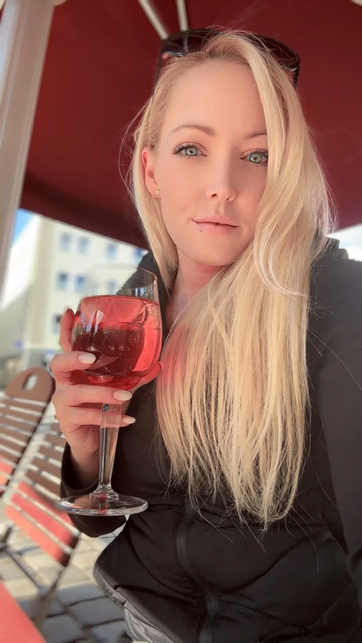 Lea Kirsch: GAN Girl des Monats (Juni 2026) Lea Kirsch entspannt mit Aperol Spritz – bayerischer Sommer 2026