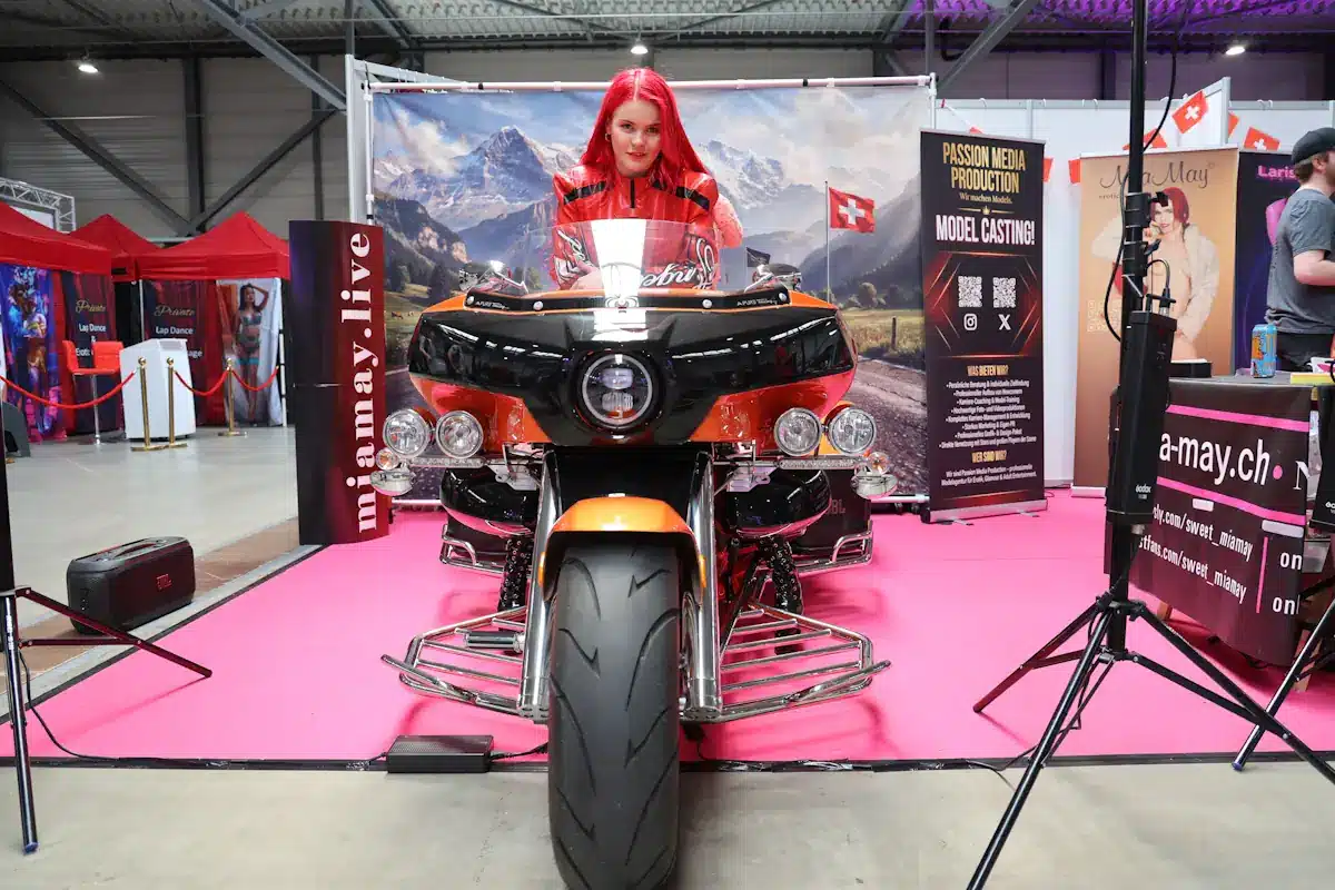 Mia May fährt mit Vollgas durch den Sommer 2026 Mia May mit ihrem Trike auf der Messe Exquisit