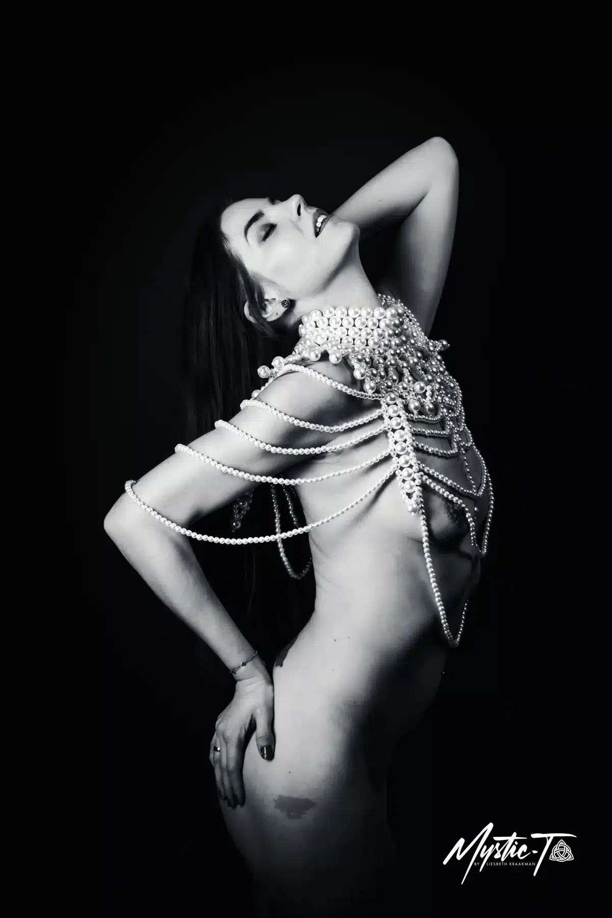 Ada Shelby: GAN Girl des Monats (August 2026) Ada Shelby in Schwarzweiß mit Perlenketten-Bodychain, Foto: © Mystic-T