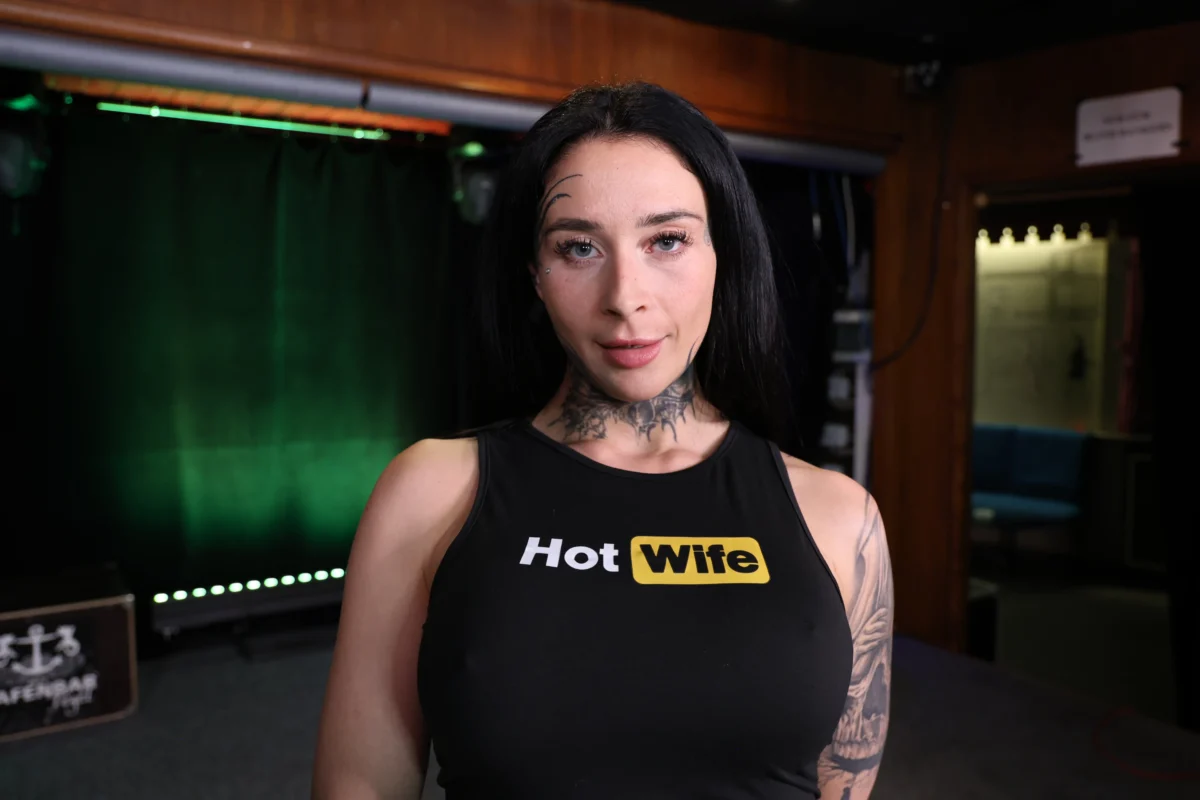 Lena Desire im Interview: „Ich spiele nicht. Ich bin, wie ich bin“ Portrait von Lena Desire im schwarzen Hot Wife Top