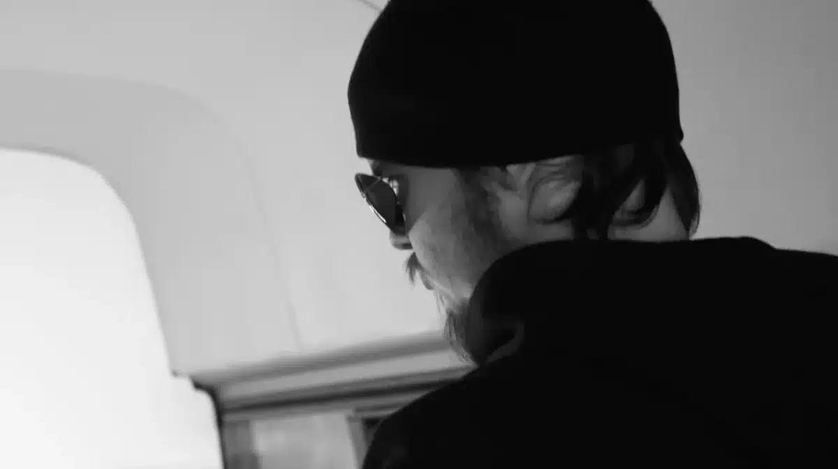 UNTOLD DPM: Was zehn Jahre Beobachtung über die Erotikbranche erzählen Schwarz-weiß-Porträt im Film-Noir-Stil von UNTOLD DPM