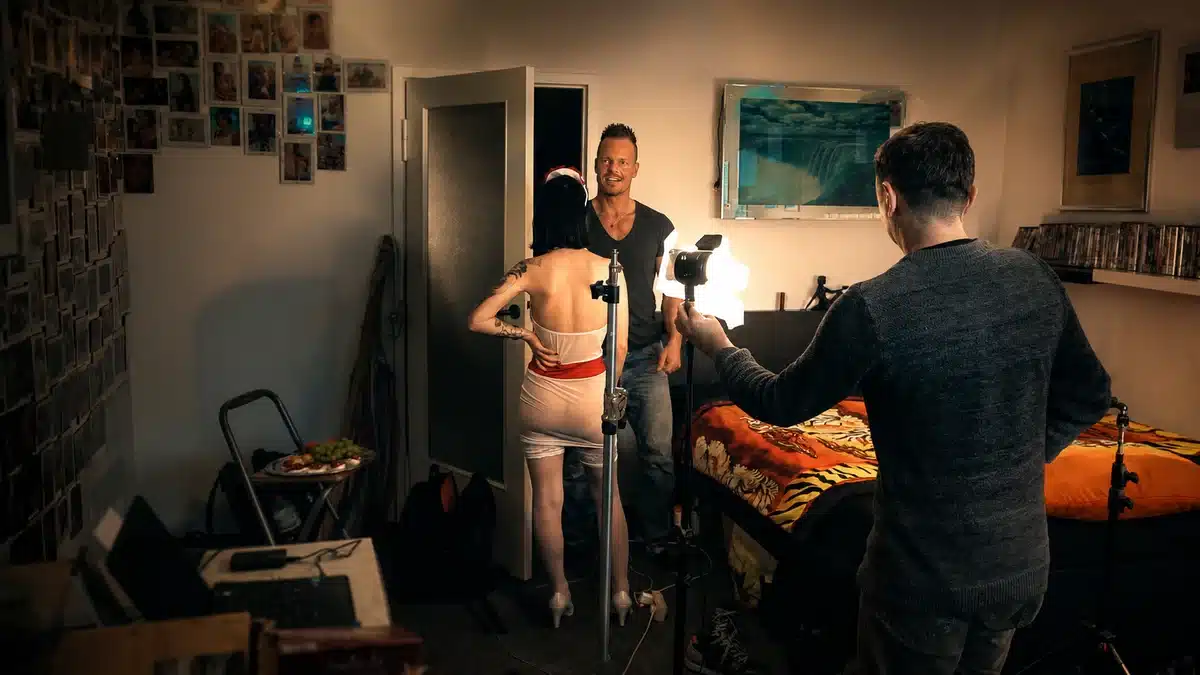 UNTOLD DPM: Was zehn Jahre Beobachtung über die Erotikbranche erzählen Behind-the-Scenes-Aufnahme vom Set mit Bodo
